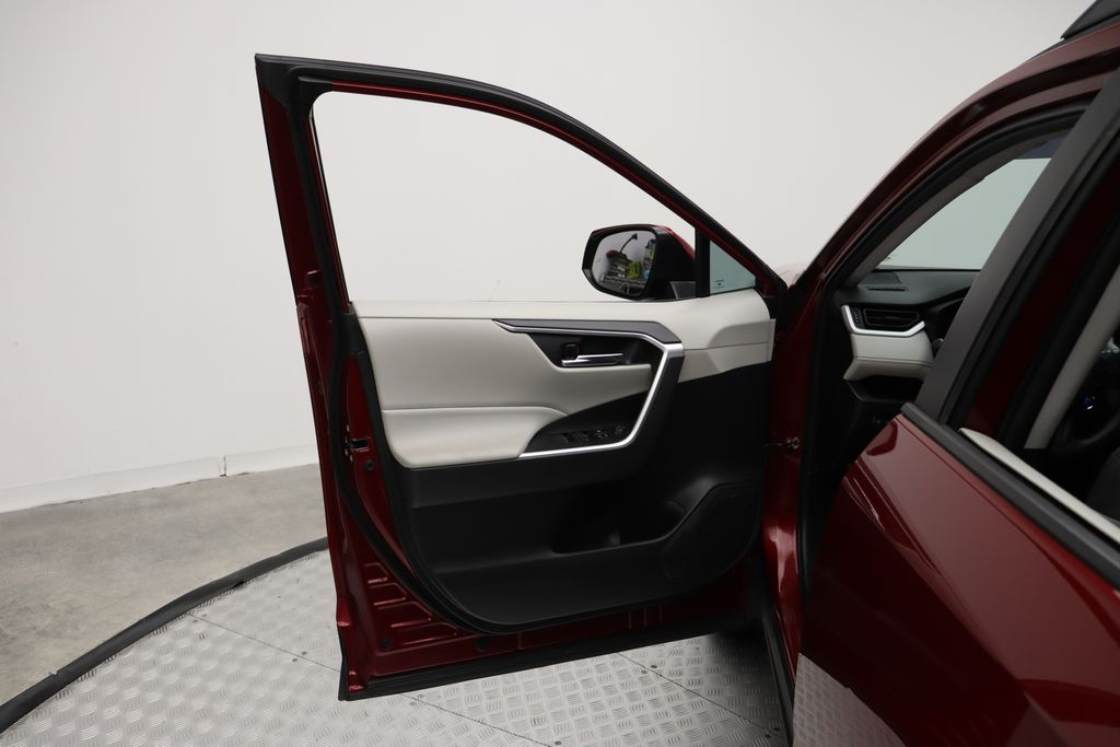 2022 Toyota RAV4 XLE 16