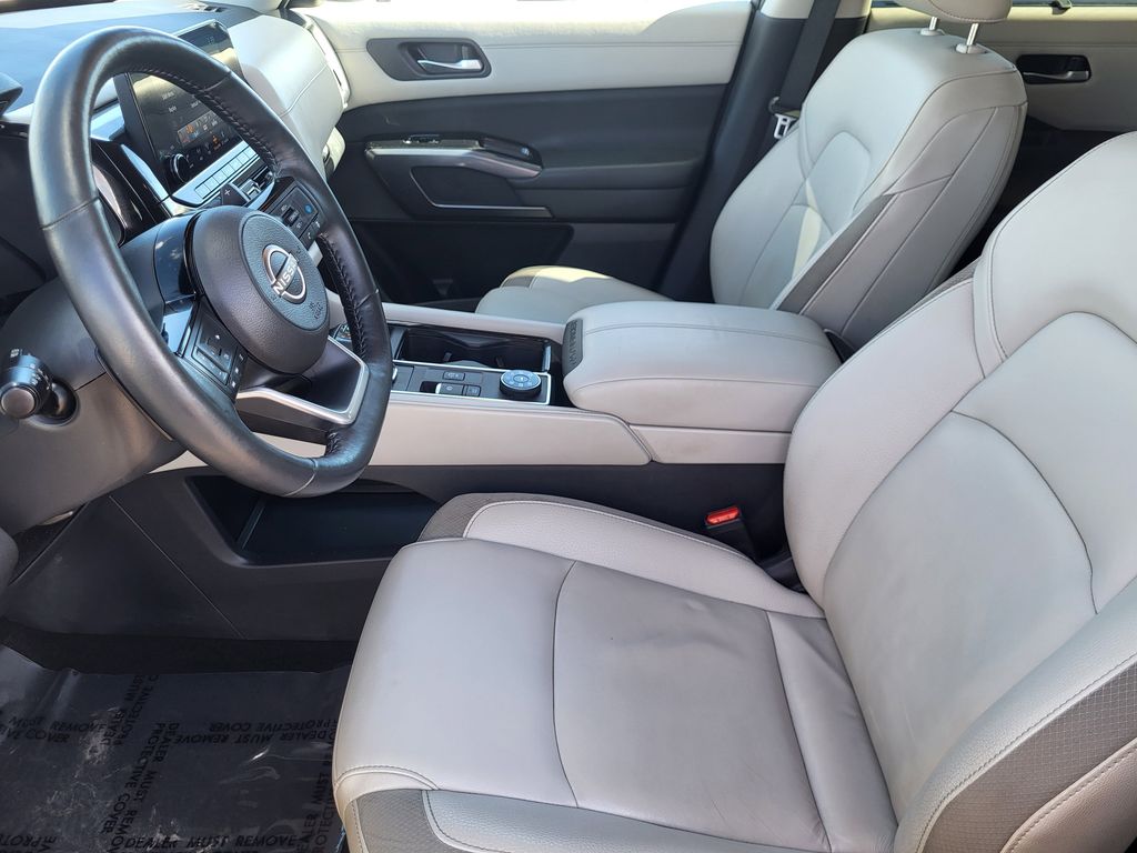 View vehicle photo 4