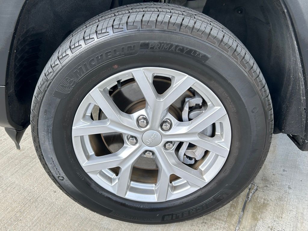 Used 2023 Diamond Black Crystal Pearlcoat Jeep Limited image 18