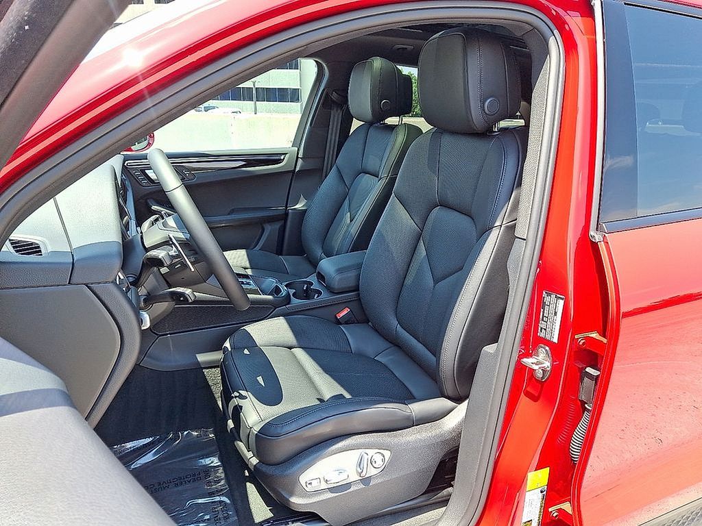 Thumbnail: 2025 Porsche Macan - 5