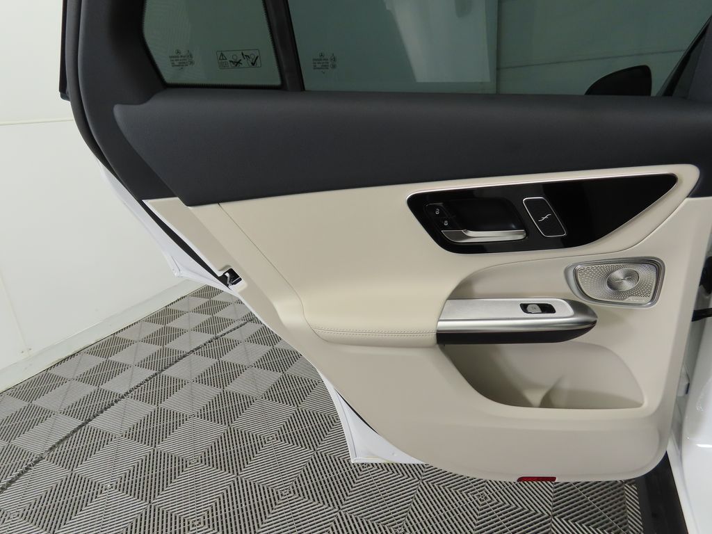 2025 Mercedes-Benz GLC 300 26