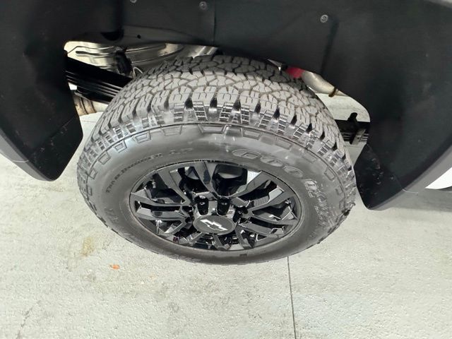 View vehicle photo 4