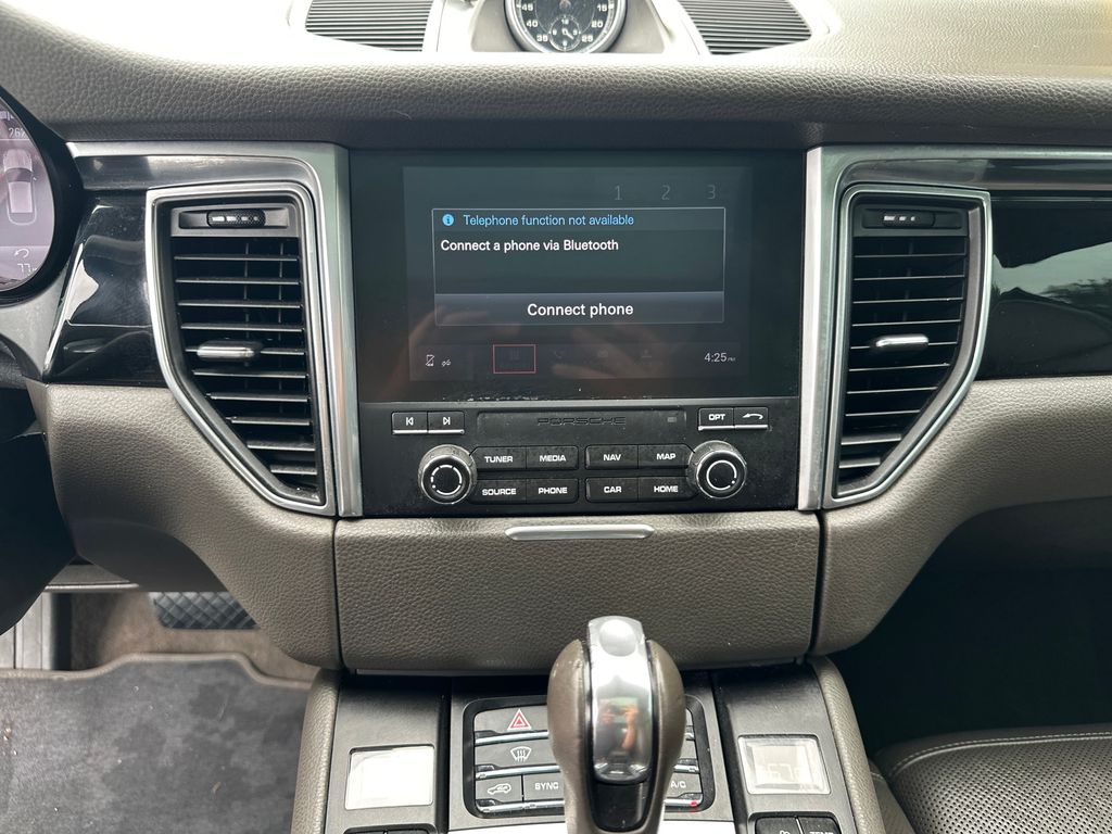 Used 2018  Porsche Base image 25