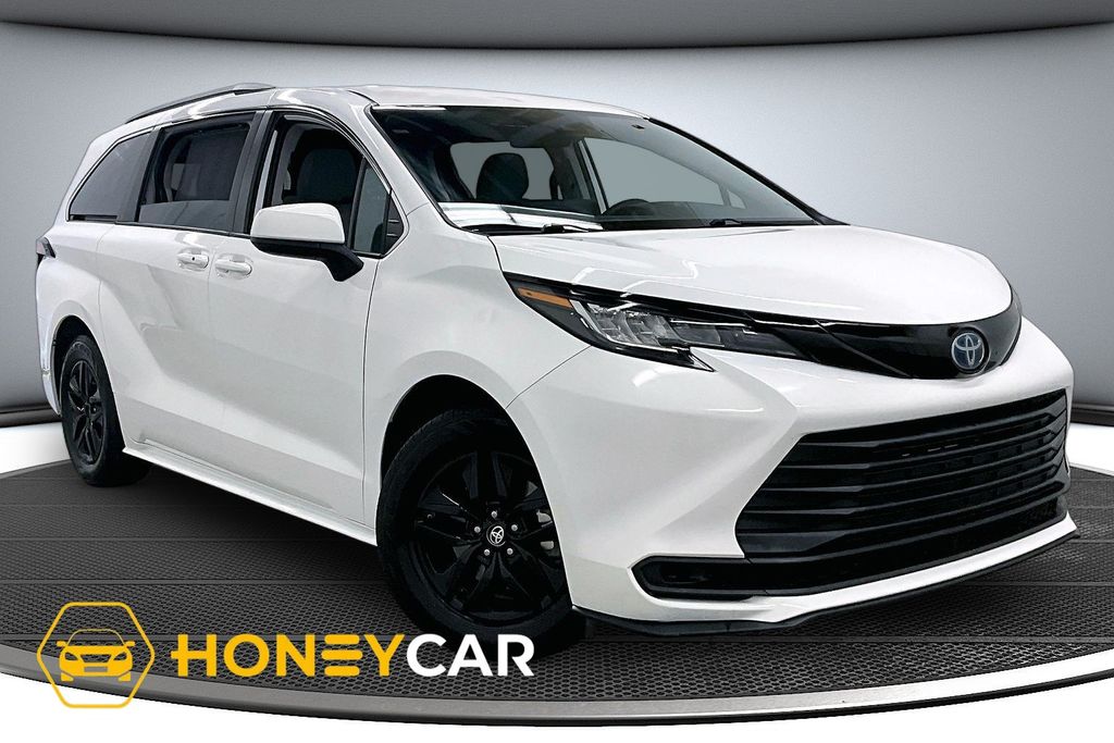 White 2022 Toyota Sienna Minivan Front-Wheel Drive Continuously Variable Transmission