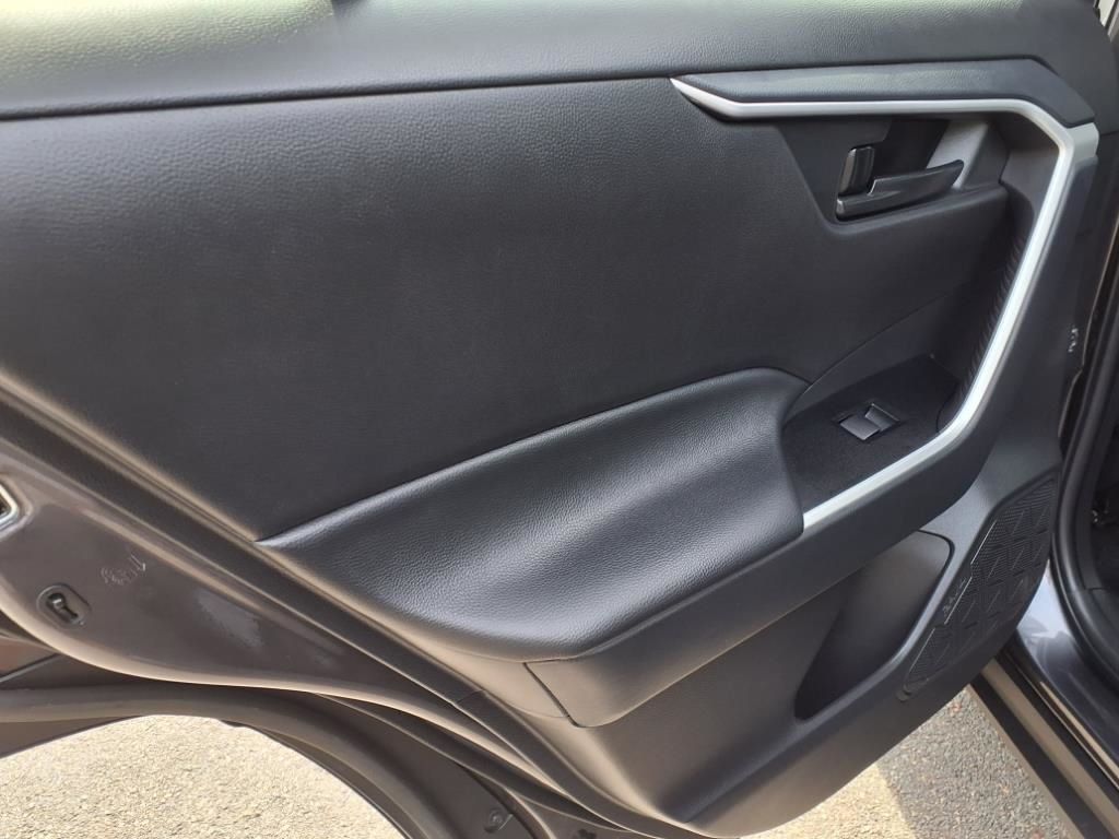 2025 Toyota RAV4 Hybrid LE photo 8