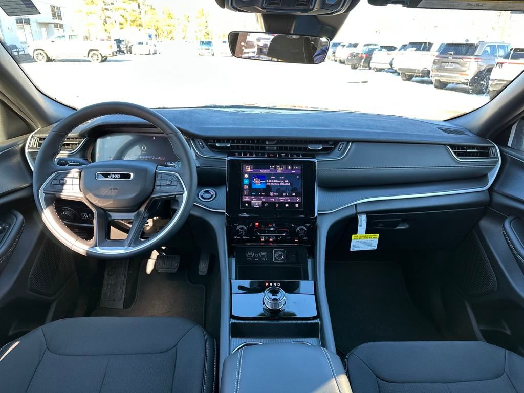 2025 Jeep Grand Cherokee Laredo photo 11