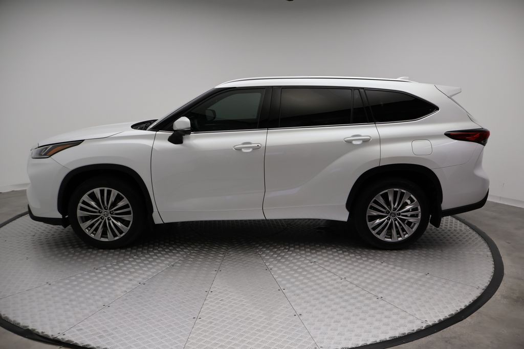 Thumbnail: 2023 Toyota Highlander - 12