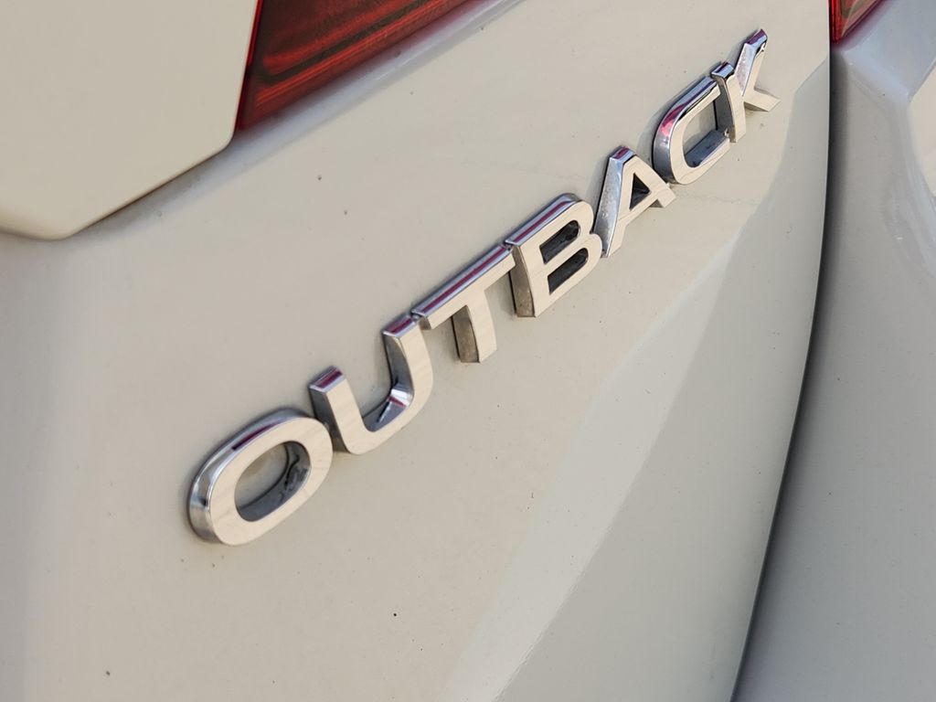 2019 Subaru Outback 2.5i White at Legacy Ford