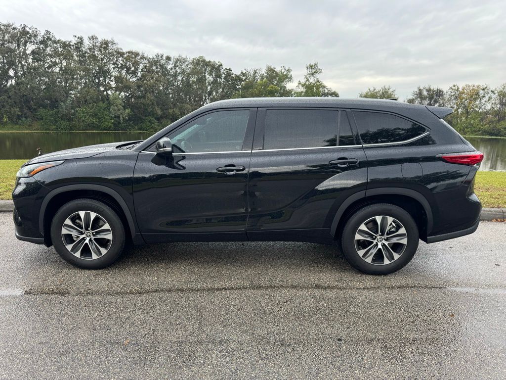 2022 Toyota Highlander XLE 2