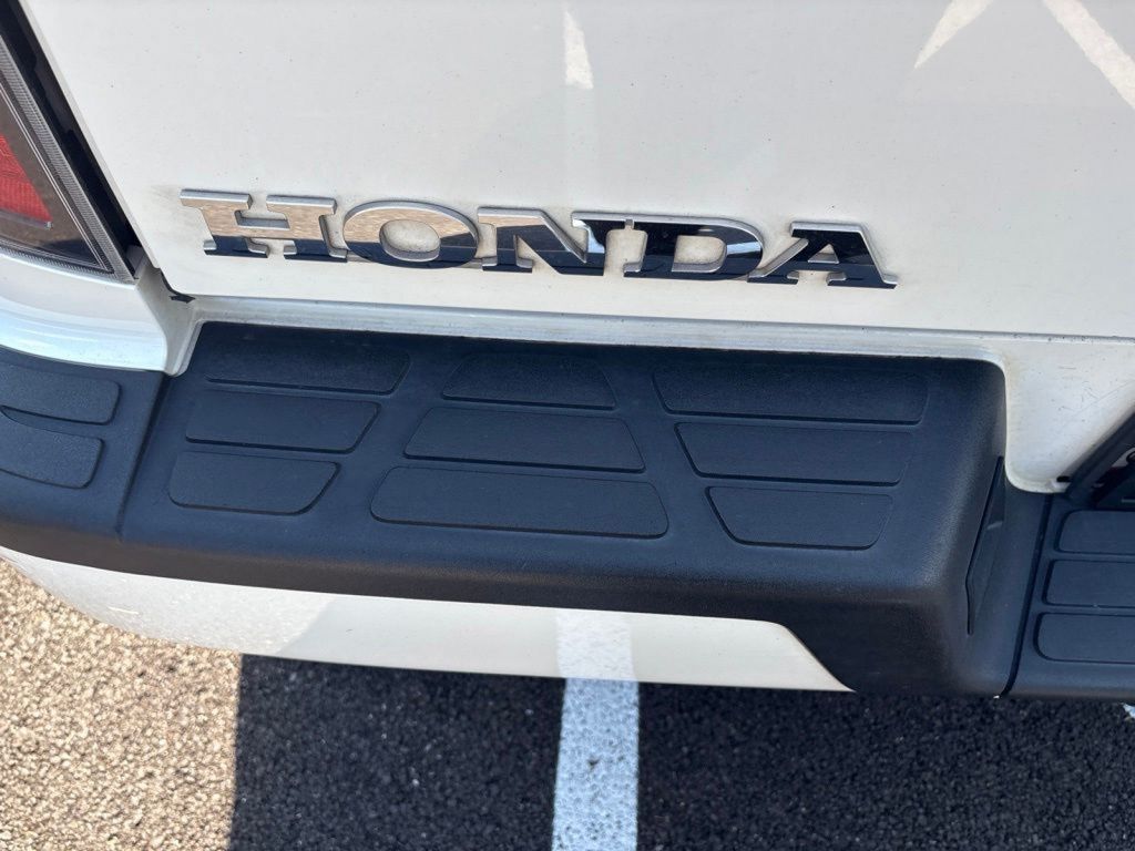 Used 2014 White Honda SE image 5