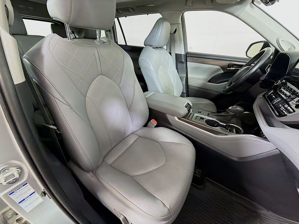 Used 2022 Toyota Highlander Hybrid SUV