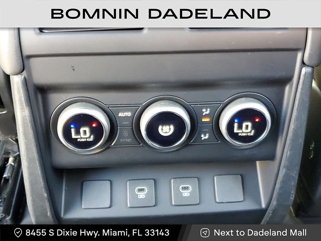 2023 Land Rover Defender 110 X-Dynamic SE photo