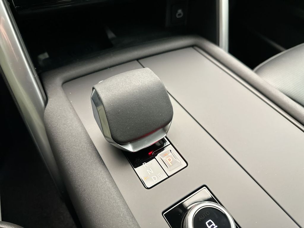 Thumbnail: 2025 Land Rover Discovery - 10