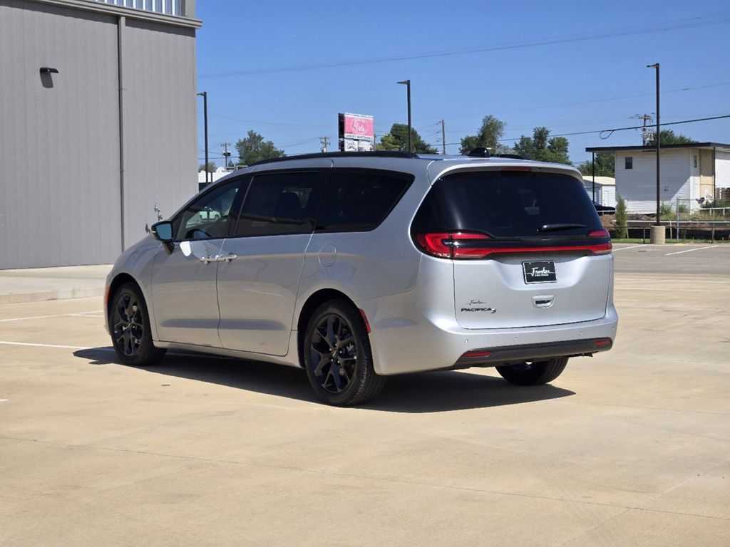 2024 Chrysler Pacifica Touring L 3