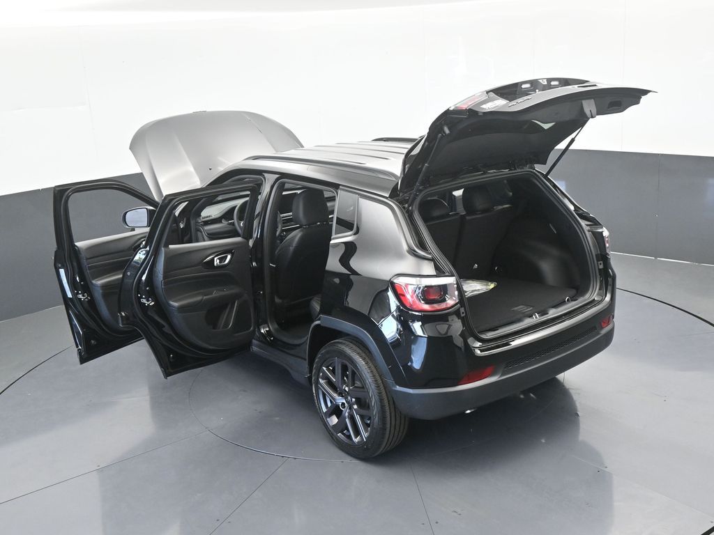 New 2026 diamond black crystal pearlcoat Jeep Latitude image 61