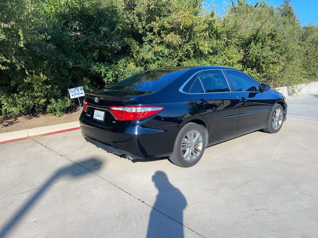 2016 Toyota Camry SE 16