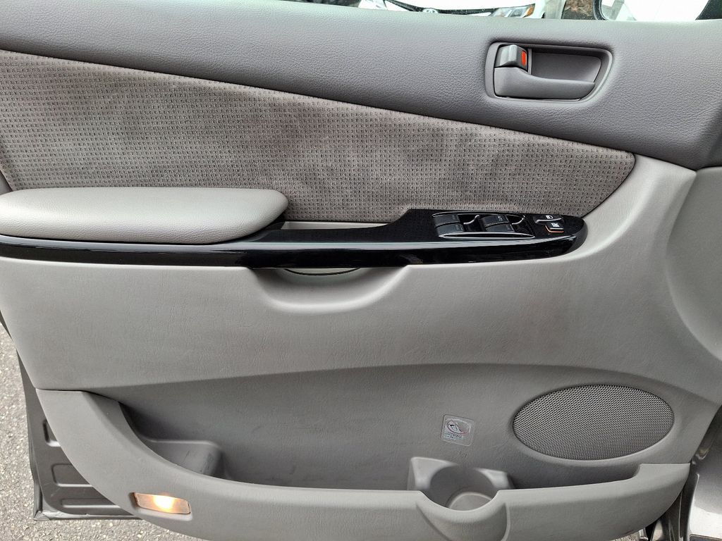 2004 Toyota Sienna CE 12