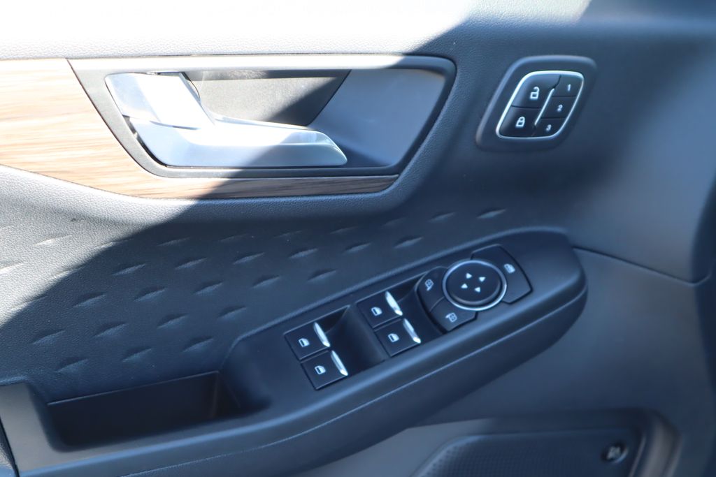 Thumbnail: 2020 Ford Escape - 22