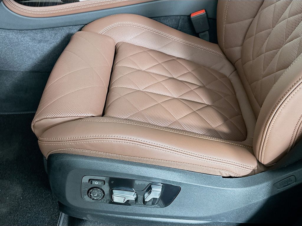 Thumbnail: 2026 BMW X7 - 21