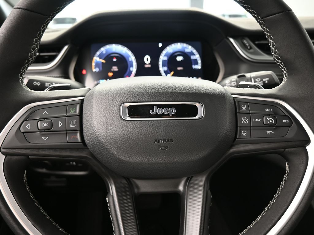 New 2025 Diamond Black Crystal Pearlcoat Jeep Laredo image 25