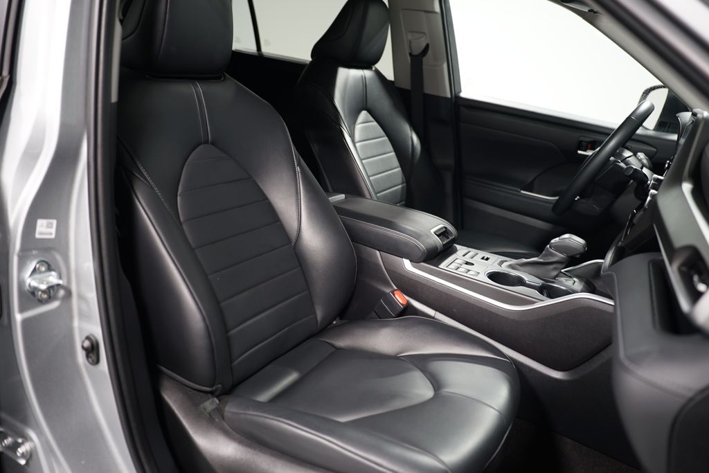 2023 Toyota Highlander XLE 27