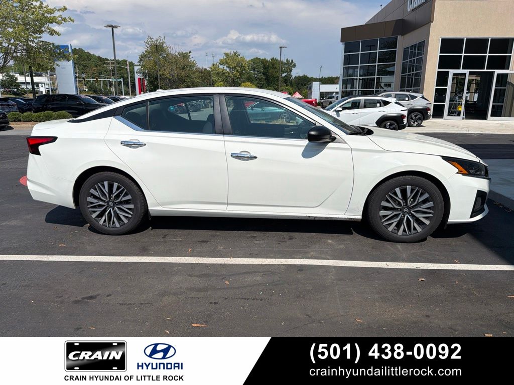 Glacier White 2025 Nissan Altima Sedan Front-Wheel Drive Continuously Variable Transmission