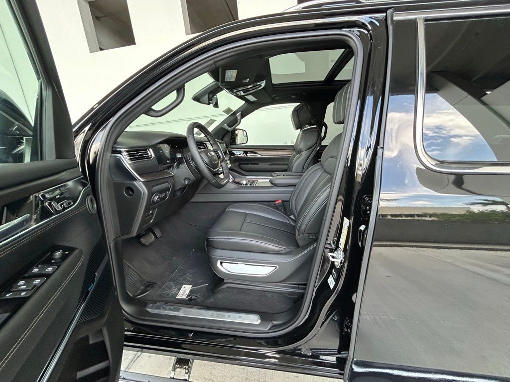 Used 2024 Diamond Black Crystal Pearlcoat Jeep Base image 7