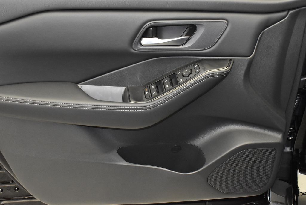 2025 Nissan Rogue SV 10
