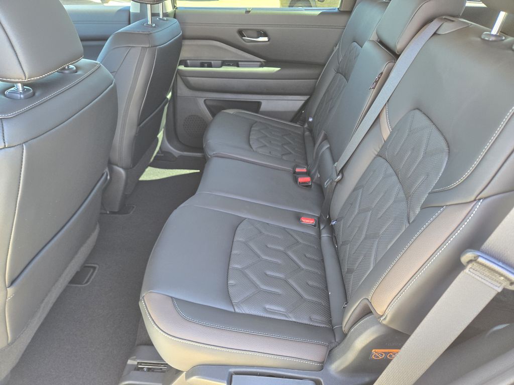 2026 Nissan Pathfinder Platinum - 8