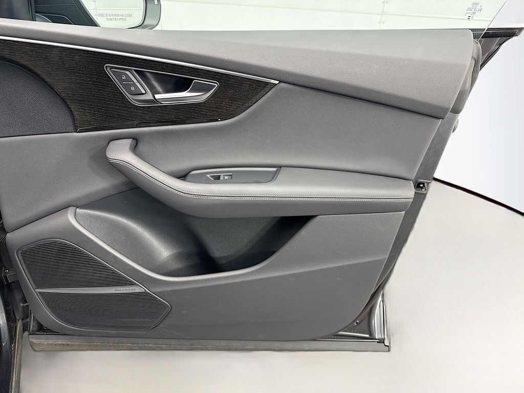 Thumbnail: 2025 Audi Q8 - 24