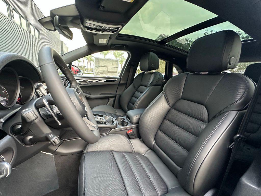 Thumbnail: 2026 Porsche Macan - 5