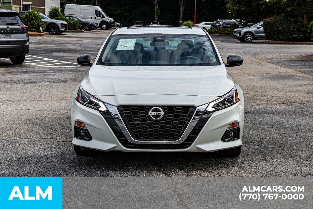 Used 2022 White Nissan 2.5 SR image 10