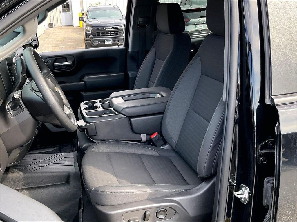 2025 Chevrolet Silverado 1500 — photo 10