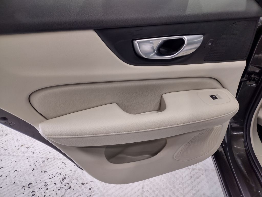 2021 Volvo S60 T6 Momentum