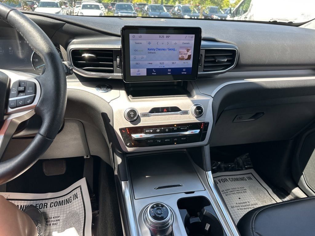 2024 Silver Metallic Ford Explorer XLT RWD SUV