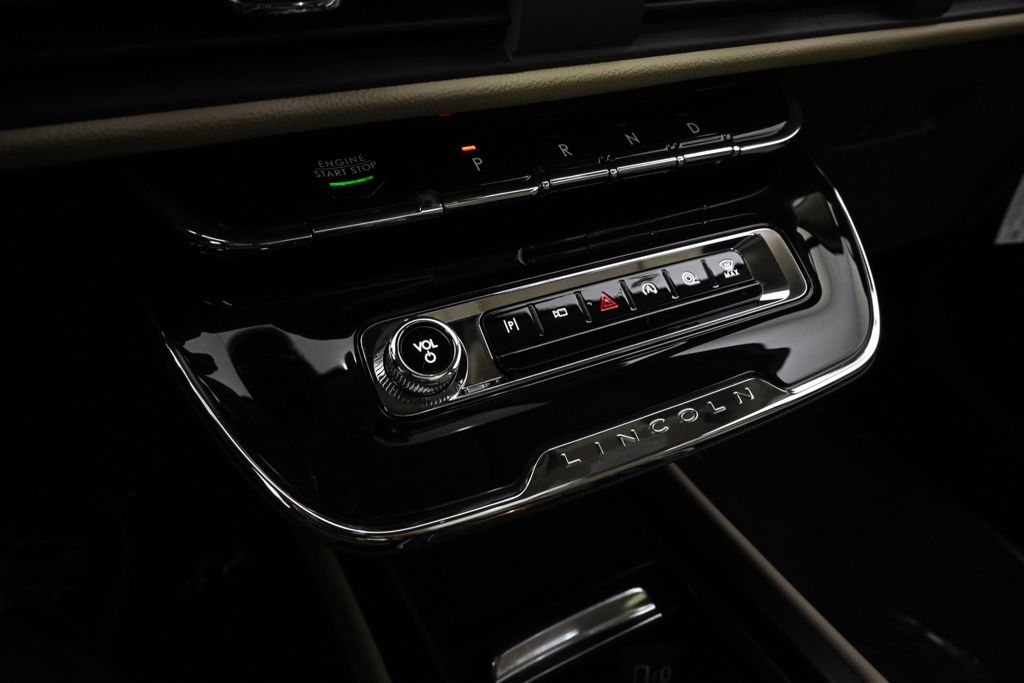 New 2026 White Lincoln Premiere image 32