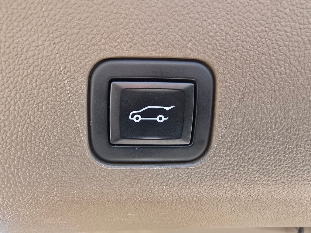 Used 2022 White GMC Denali image 19