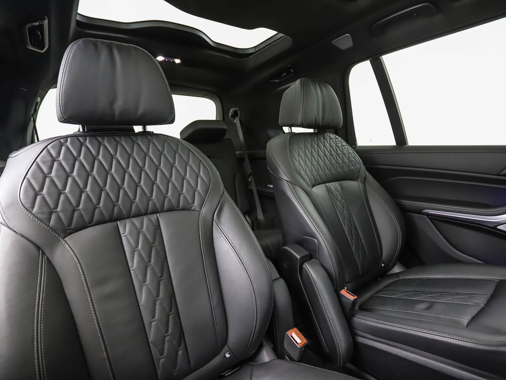 Thumbnail: 2024 BMW X7 - 32