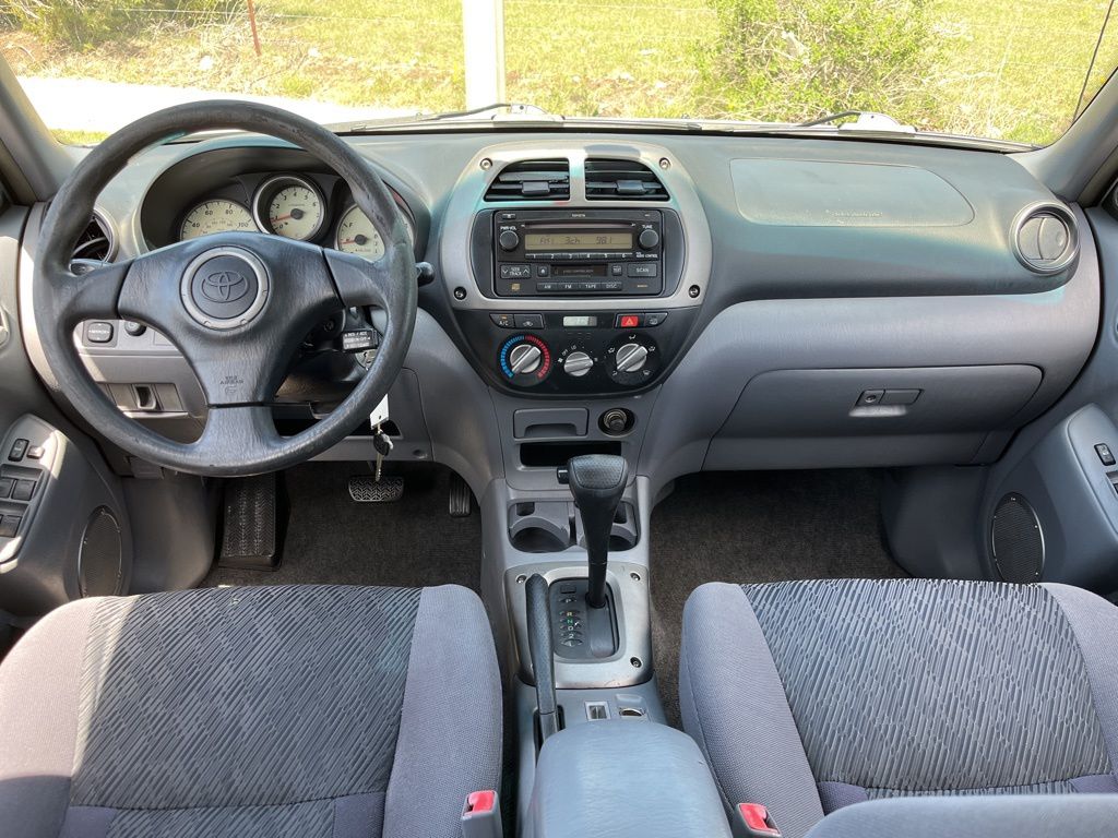 2003 Toyota RAV4 Base 11