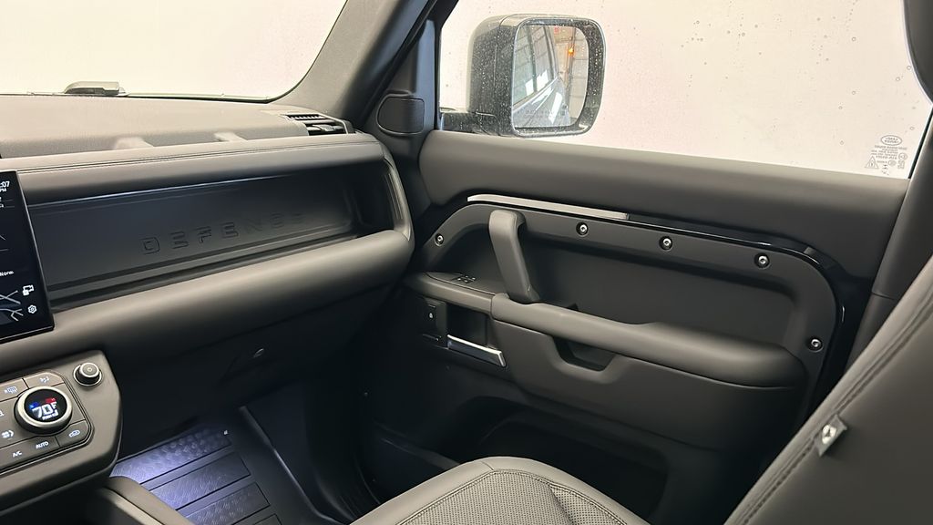 2025 Land Rover Defender 130 26