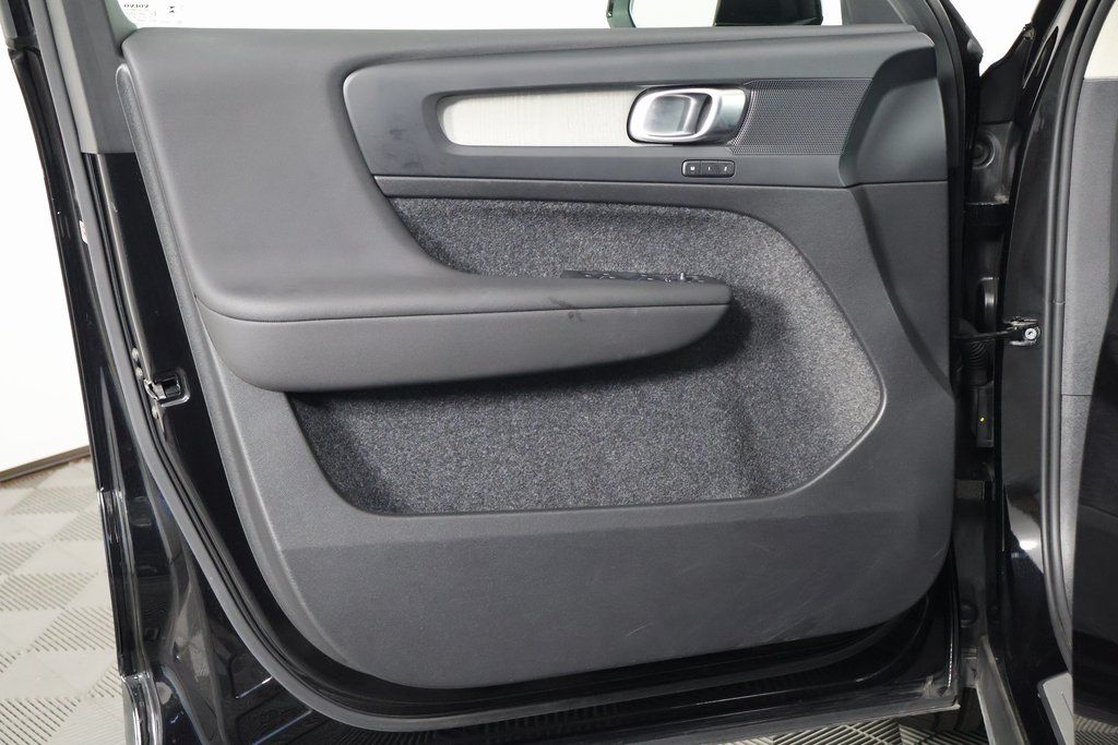 Thumbnail: 2025 Volvo XC40 - 12