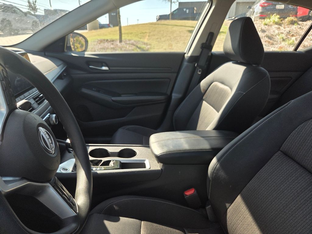 Used 2025 White Nissan 2.5 SV image 2
