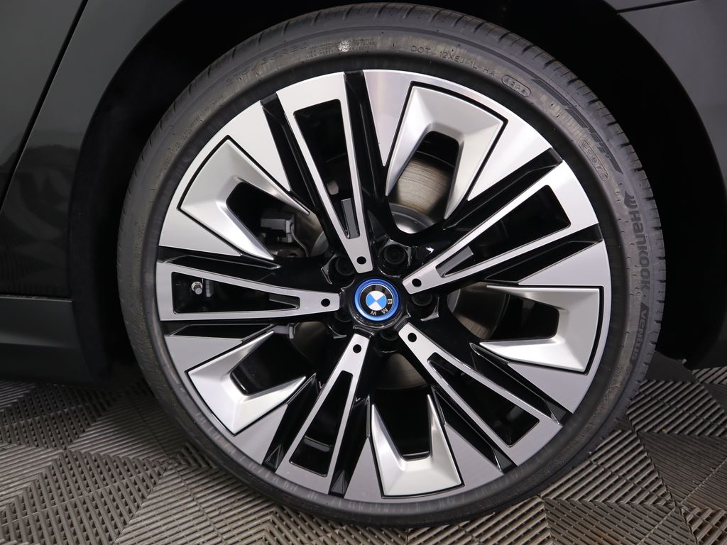 2025 BMW i5 eDrive40 32