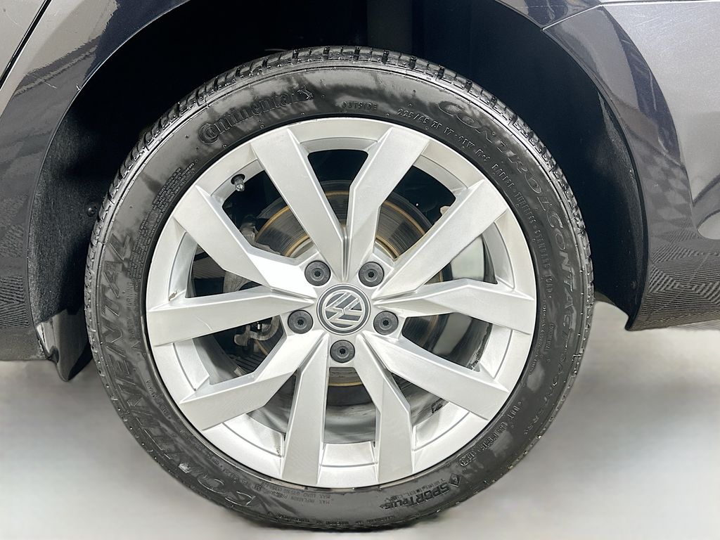 Thumbnail: 2018 Volkswagen e-Golf - 32