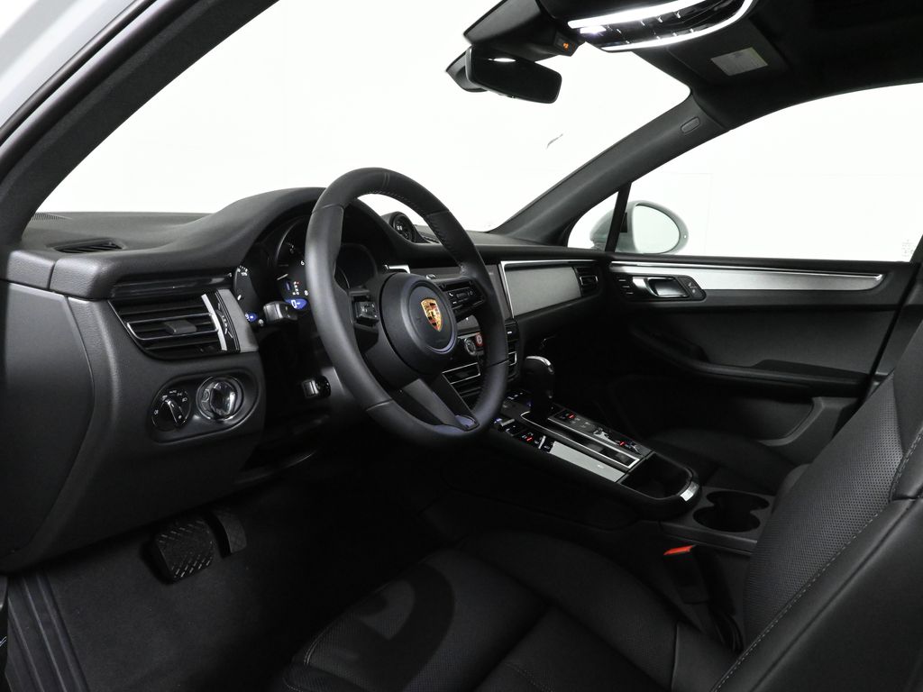 Thumbnail: 2026 Porsche Macan - 4