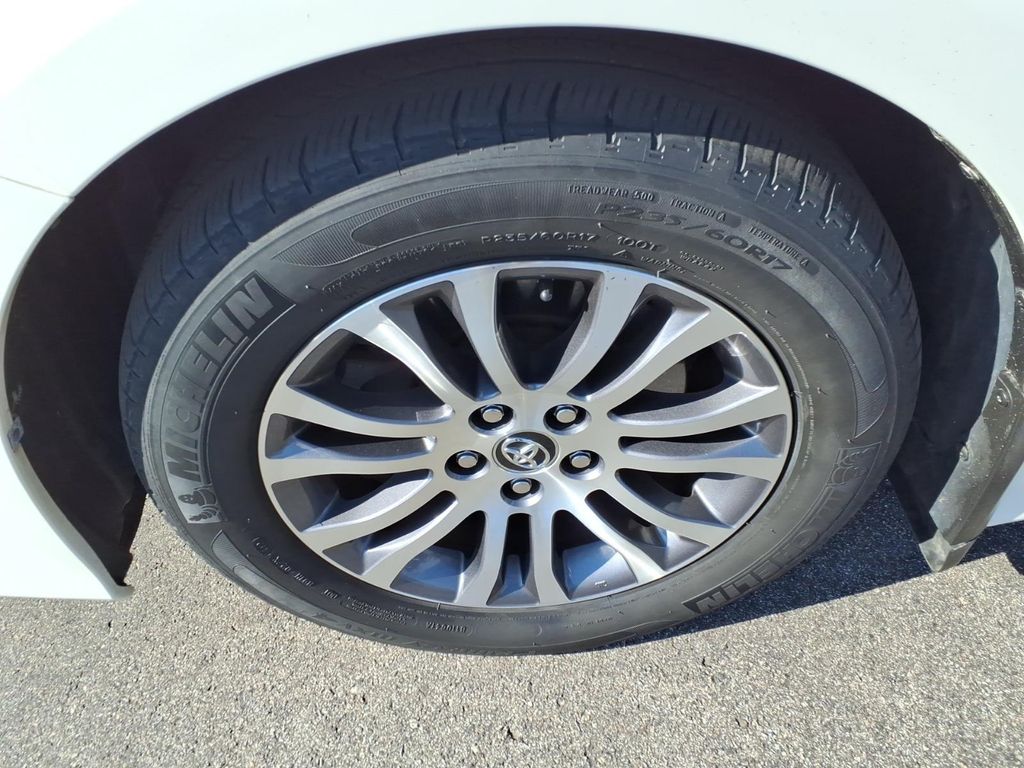 Used 2019 White Toyota XLE Premium image 9