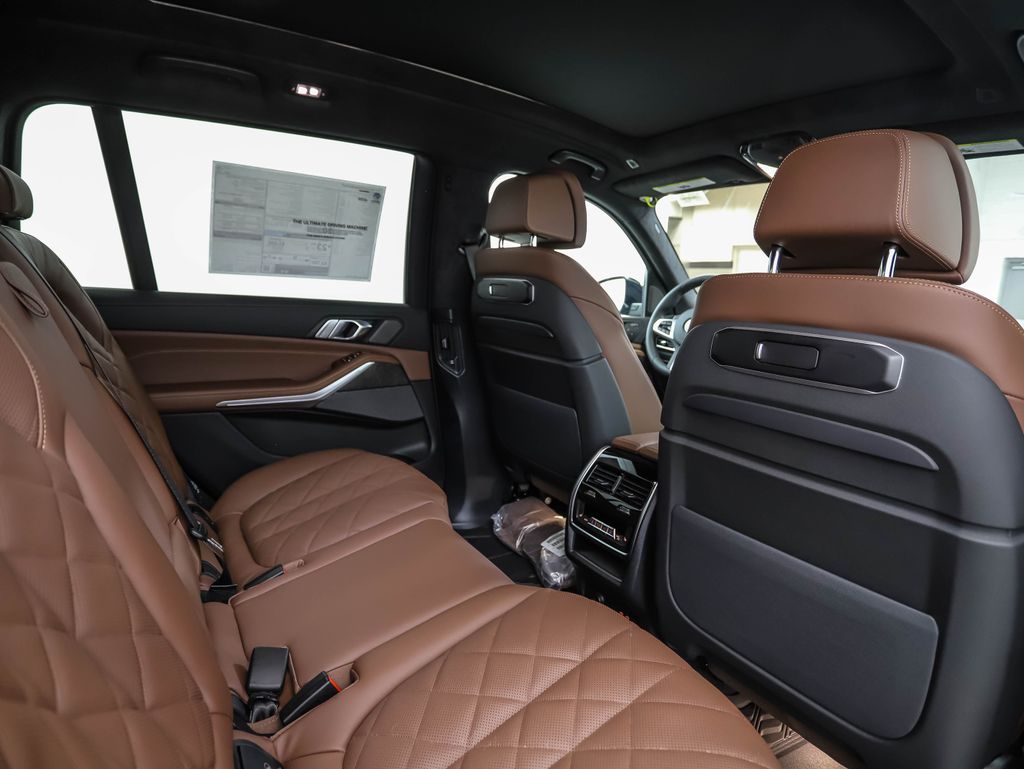 Thumbnail: 2026 BMW X7 - 32