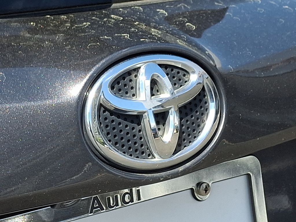 2017 Toyota RAV4 LE 29