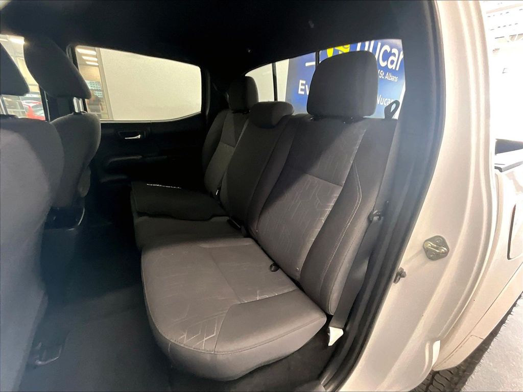 2017 Toyota Tacoma — photo 15