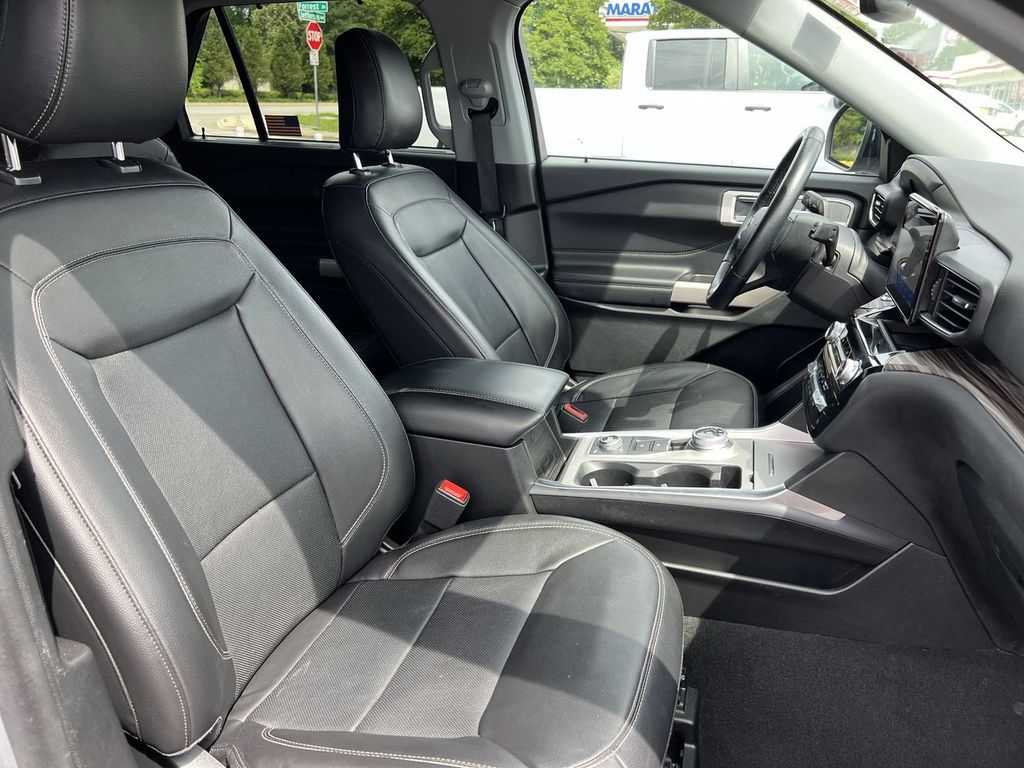 2023 Ford Explorer Limited photo